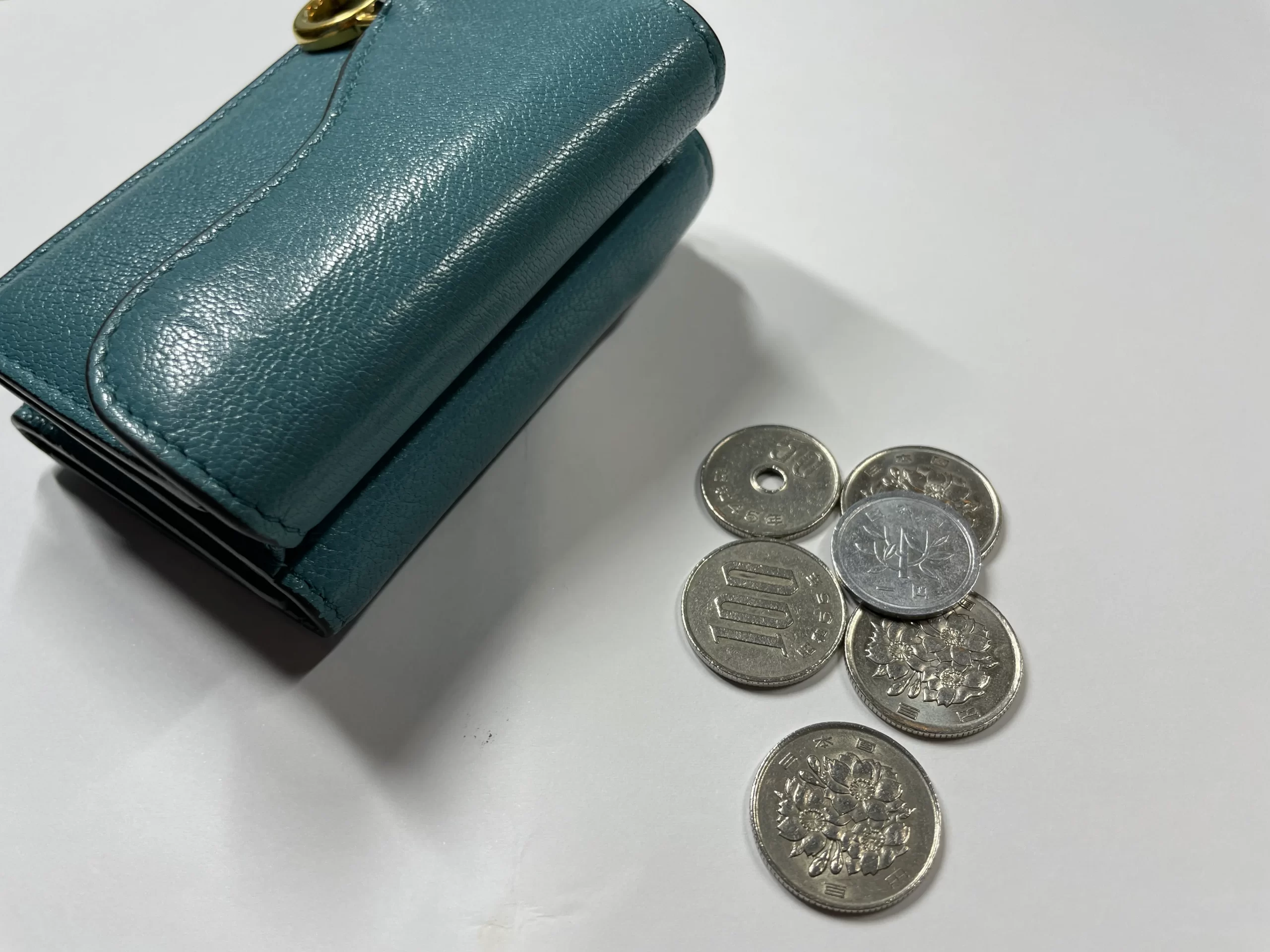 水色の財布と硬貨
