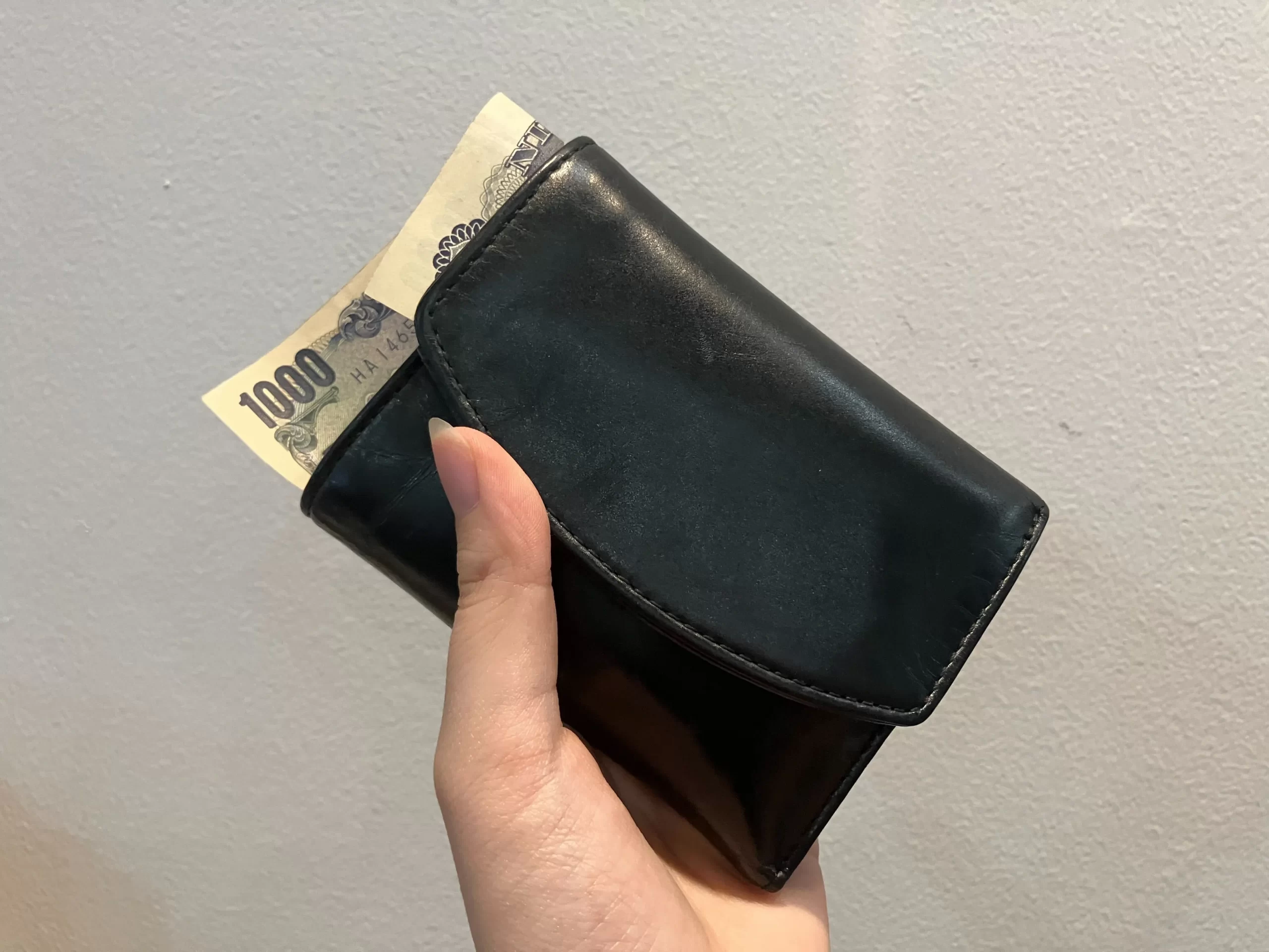 黒い財布と千円札
