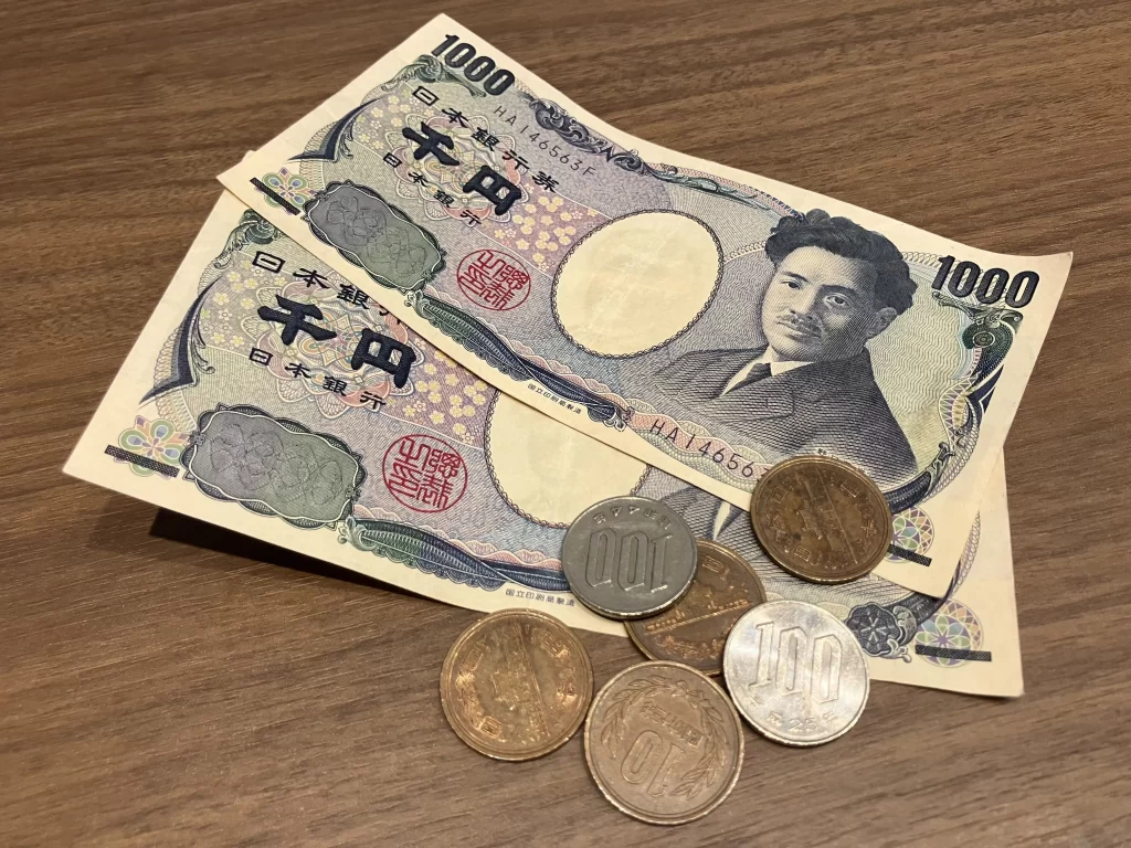 千円札と硬貨